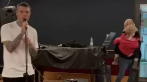 Sanremo, Fedez rischia l'eliminazione: "Ha cantato il brano sui social"