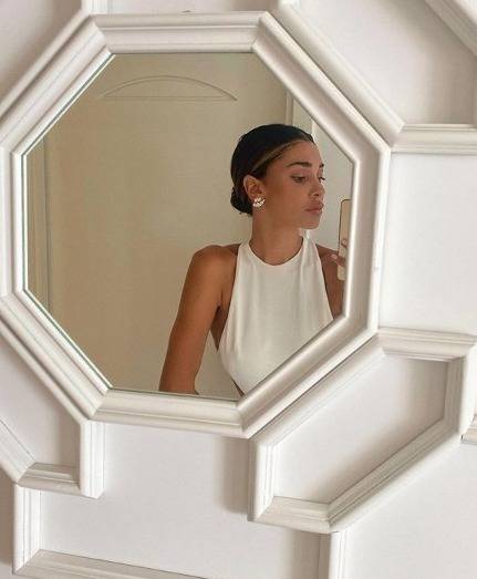 "Ma sei incinta e bevi alcolici?". Bufera social sulla foto di Belen