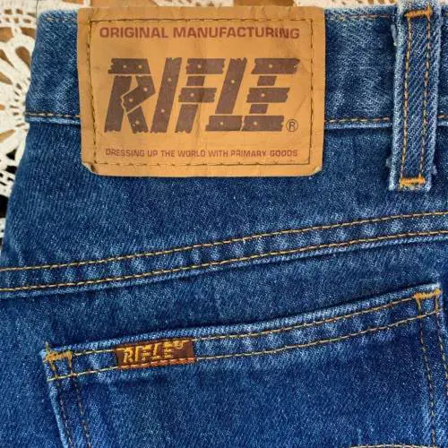 Jeans, giubbetti e felpe a soli due euro: svendita dei capi invenduti della Rifle
