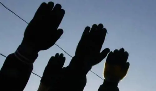 Saluti romani e "camerata presente" al funerale del padre del sindaco