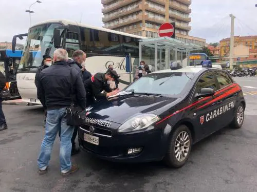 "Scendi, non hai il biglietto" Poi i pugni dello straniero ubriaco al controllore