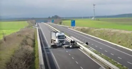 Un "commando armato" e il camion incendiato: assalto da film sulla statale