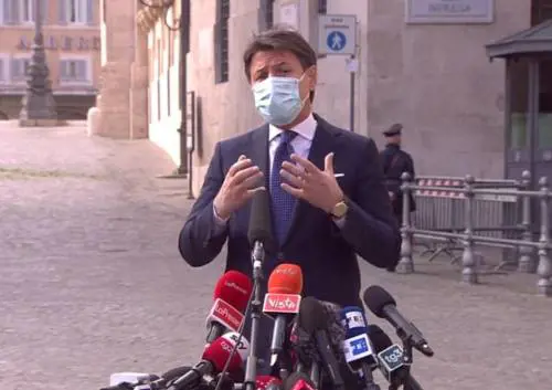 Salvini ironizza su Conte: "Tavolino? Al mercato di via Osoppo"