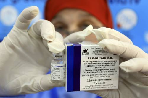 Verso l'ok pure al vaccino russo: "È efficace al 92%, si può usare"