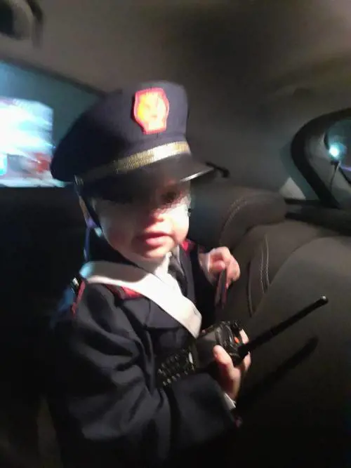 Sconfigge il cancro a 3 anni e lascia l’ospedale da eroe: vestito da poliziotto