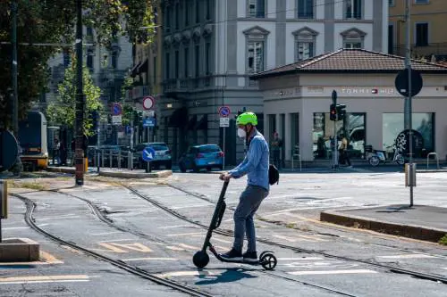 Monopattini fuori controllo. Ieri altri due incidenti in corso Buenos Aires