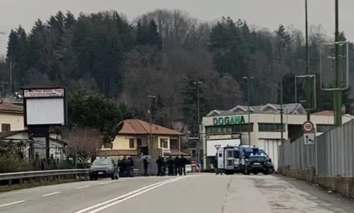 "Ho una bomba in auto". Scatta il panico alla frontiera per il suv a tutta velocità
