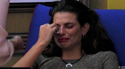 Dayane Mello lascia temporaneamente la casa del Gf: "Voleva parlare con un sacerdote"