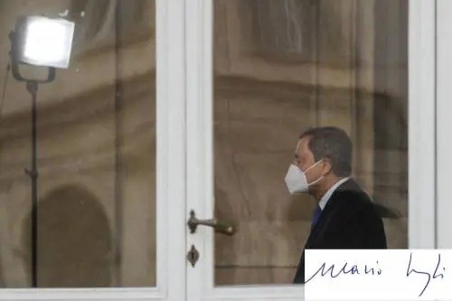 Avete notato la sua firma? Cosa rivela il "gesto" di Draghi