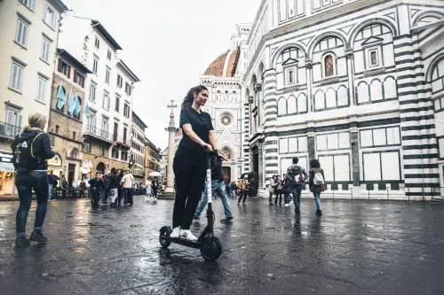Doccia fredda per Nardella: il Tar boccia la sua ordinanza sull'obbligo di casco per chi usa il monopattino