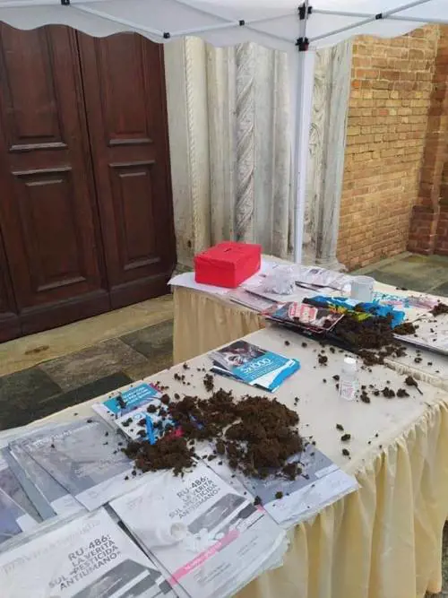 Sterco contro i ProVita, banchetto sotto attacco: "Avvertimento mafioso"