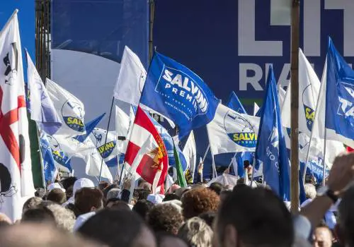 "Draghi è uno scherzo", "Via dal gruppo". Scontro tra Lega e Afd. Ma il Carroccio: "Nessun allontanamento"