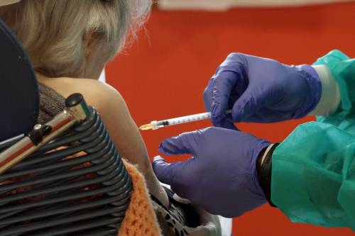 Vaccini, piano in sei tappe: subito ai prof e ai più fragili