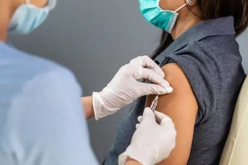 Il "broker dei vaccini"? Si occupa di pelletteria e ha un solo dipendente