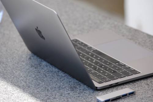 MacBook: dopo iPhone, notch in arrivo anche sui laptop