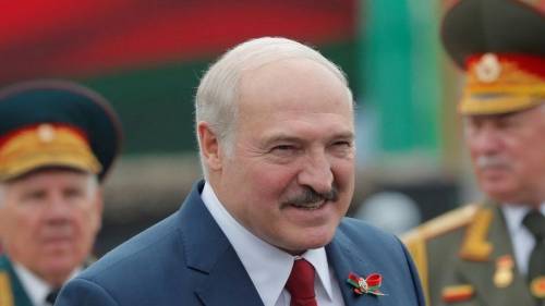 Lukashenko non molla promette riforme farsa e si consegna a Putin