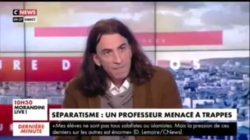 Prof li denuncia. E gli islamici lo fanno dimettere: "Finirai ucciso pure tu"