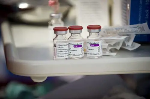 Covid, stop all'isolamento (ma non alle vaccinazioni)