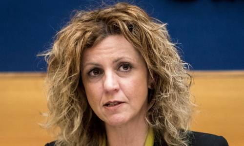 La rivelazione di Barbara Lezzi: "Conte voleva lo scudo penale per l'Ilva"