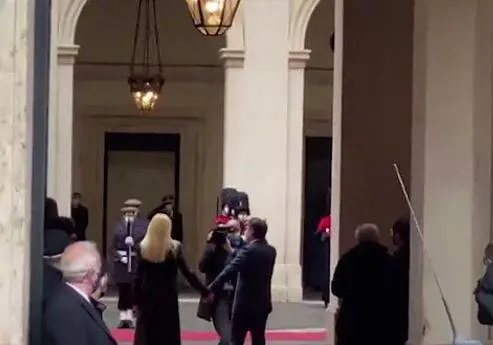 Conte lascia palazzo Chigi mano nella mano con la compagna