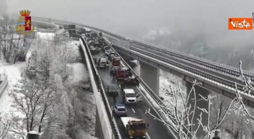Burian soffia sull'Italia: un maxitamponamento ​in autostrada ghiacciata