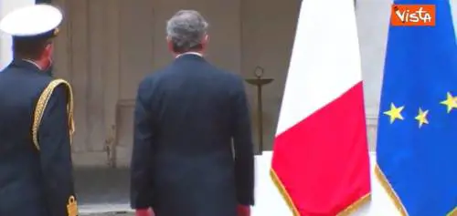Draghi sbaglia cerimoniale e non si ferma davanti al Tricolore a Palazzo Chigi