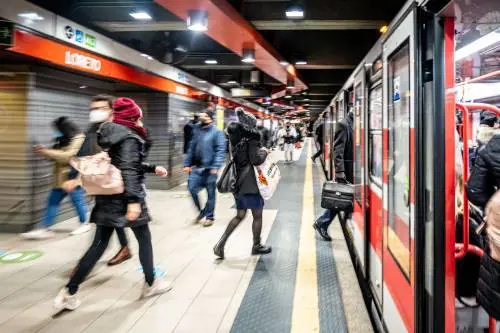 Immigrato salta il tornello e schiaffeggia l'operatrice Atm