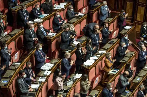 Draghi in aula: 'Grazie a Conte', e l'aula esplode: applausi e buu
