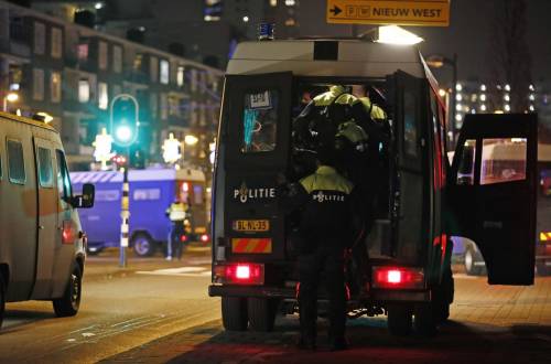 Adesso è guerra sul coprifuoco: il lockdown infiamma l'Olanda