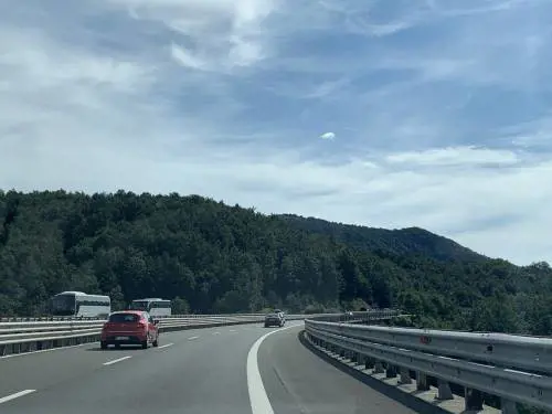 L’auto rubata li lascia a piedi in autostrada: ladri in manette