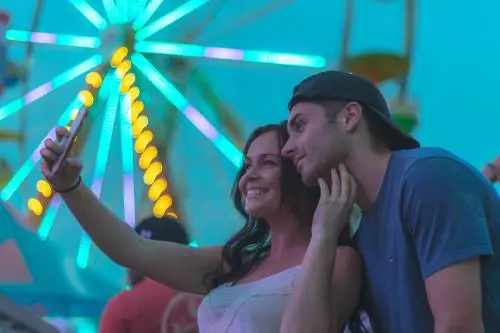 Fotocamera per i selfie? Quella di Oppo ti "insegue"