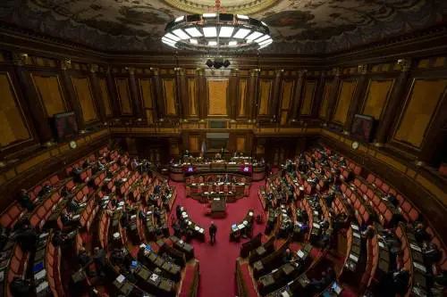 Maratona al Senato. Draghi incassa la fiducia: 262 i "sì". Ma i "no" sono 40