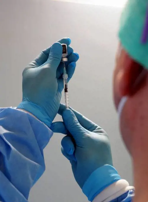Roma, allerta tra i medici: 12 positivi dopo seconda dose