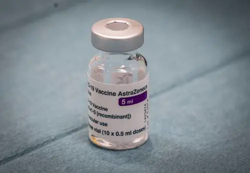 AstraZeneca taglia il 10%. La protesta delle Regioni. E 500mila dosi non usate