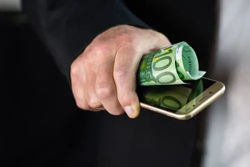 Via l'assegno per il cellulare? La lista dei bonus a rischio