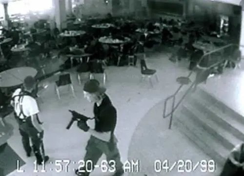 "Farei una strage a scuola". L'Fbi manda la polizia a casa di un tredicenne toscano
