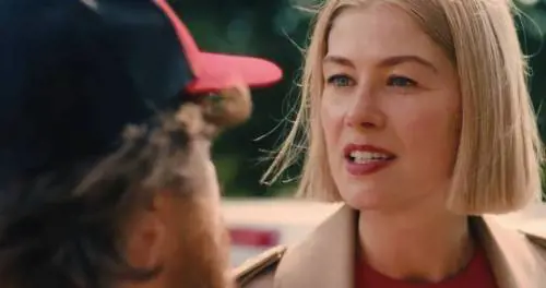 "I care a lot": Rosamund Pike regala divertimento dark 