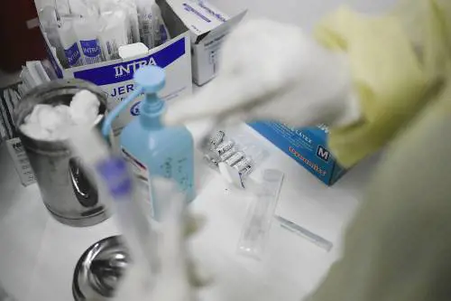 Il siero russo piace a Ema. Via da oggi alla revisione e poi il viaggio a Mosca. "Dati molto promettenti"