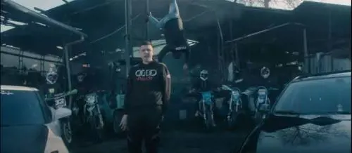 Poliziotto morto a testa in giù: spunta il video choc del rapper