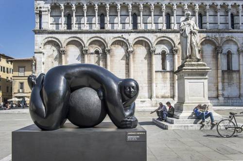 La scultura di Deredia è femmina e materna