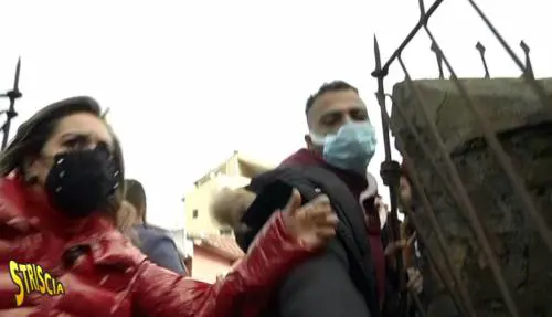 Inviata di Strscia contro gli abusivi: "Aggrediti con pugno in faccia..."