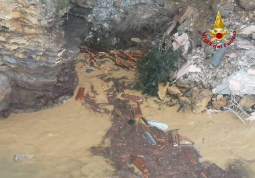 Frana su cimitero di Camogli, bare in mare