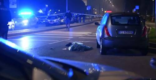 Milano, aggredisce passanti e polizia con un coltello: ucciso