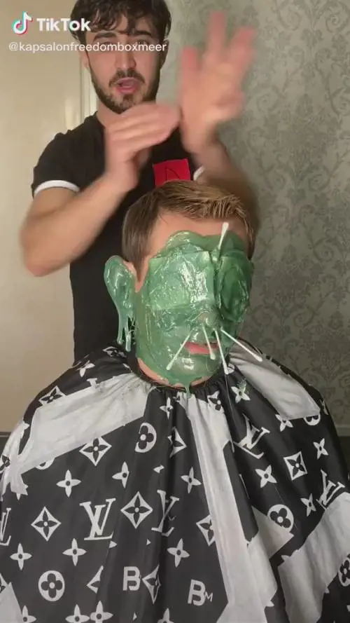 Nuovo video impazza su Tiktok: una "ceretta facciale"