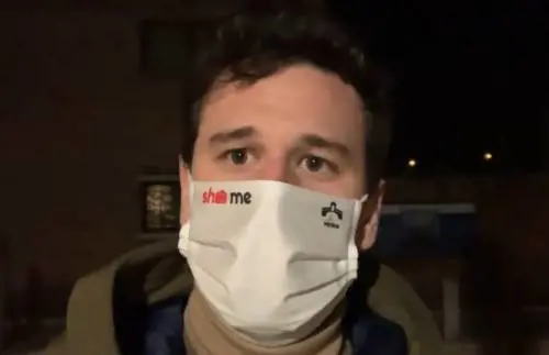 "Perché fate la pipì proprio lì...?" Ed è raffica di pugni e insulti