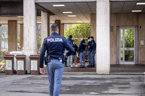 Coltellate contro i passanti: la polizia gli spara e lo uccide