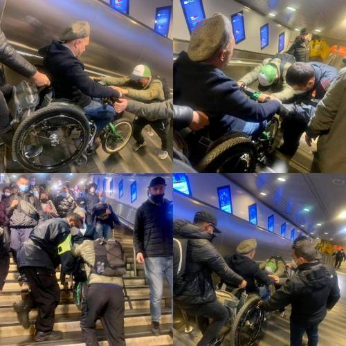 A Roma le scale mobili sono fuori uso e un uomo su sedia ​a rotelle viene portato in spalla