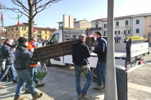 Sindaco fa togliere tutte le panchine dalla piazza per evitare assembramenti
