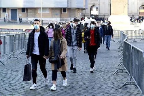 Le misure della nuova stretta: weekend "blindati" e coprifuoco anticipato