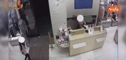 Rapina da Yamamay. Una commessa a terra ferita, l’altra affronta il bandito